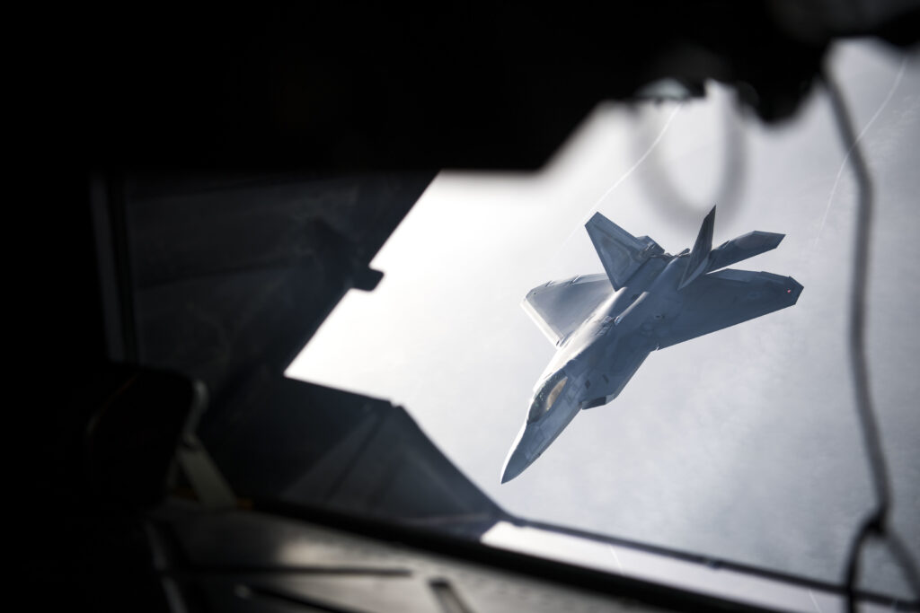 Οι ΗΠΑ ανέπτυξαν F-22 στα Ηνωμένα Αραβικά Εμιράτα ΗΑΕ | Χούθι