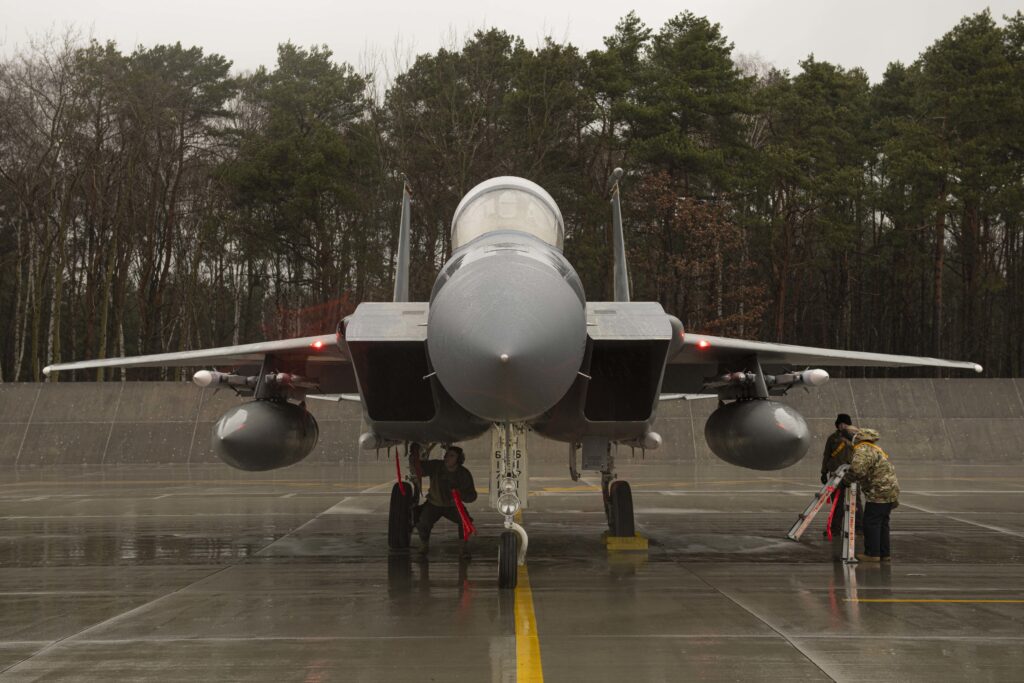 "Ένα F-15C Eagle που ανήκει στην 493η Μοίρα της USAFE είναι έτοιμο να εκτελέσει αποστολή εναέριας αστυνόμευσης του ΝΑΤΟ απο την αεροπορική βάση Lask, στην Πολωνία.Κατά τη διάρκεια της Ενισχυμένης Αεροπορίας, τα τζετ και το πλήρωμα είναι έτοιμα να ανταποκριθούν σε οποιαδήποτε αεροπορική απειλή άμεσα, διασφαλίζοντας την αμοιβαία προστασία των συμφερόντων των ΗΠΑ και των συμμάχων τους."