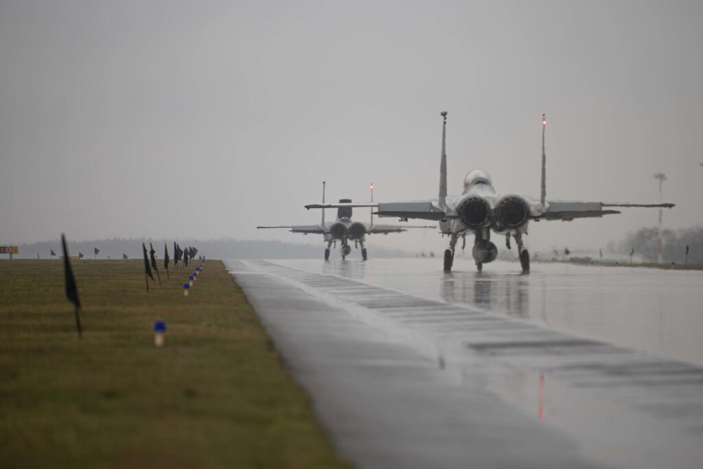«Δύο F-15C Eagle στον διάδρομο απογείωσης-προσγείωσης ετοιμάζονται για μια τοπική πτήση εξοικείωσης για την υποστήριξη των επιχειρήσεων του Οργανισμού Βορειοατλαντικού Συμφώνου (NATO), τα δύο αυτά μαχητικά θα συμμετάσχουν στην αποστολή "Enhanced Air Policing" του ΝΑΤΟ μαζί με την πολωνική και τη ρουμανική πολεμική αεροπορία πάνω απο την Ανατολική Ευρώπη»