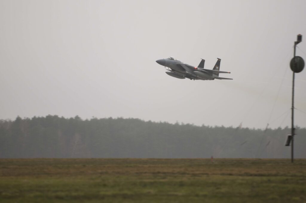 Ένα Αμερικανικό F-15C Eagle που ανήκει στην 493η Μοίρα της USAF απογειώνεται για μια πτήση γνωριμίας και εξοικείωσης της περιοχής στο πλαίσιο προετοιμασίας για την αποστολή Ενισχυμένης Αεροπορικής Αστυνόμευσης του NATO στην αεροπορική βάση Lask, της Πολωνίας, στις 11 Φεβρουαρίου 2022.