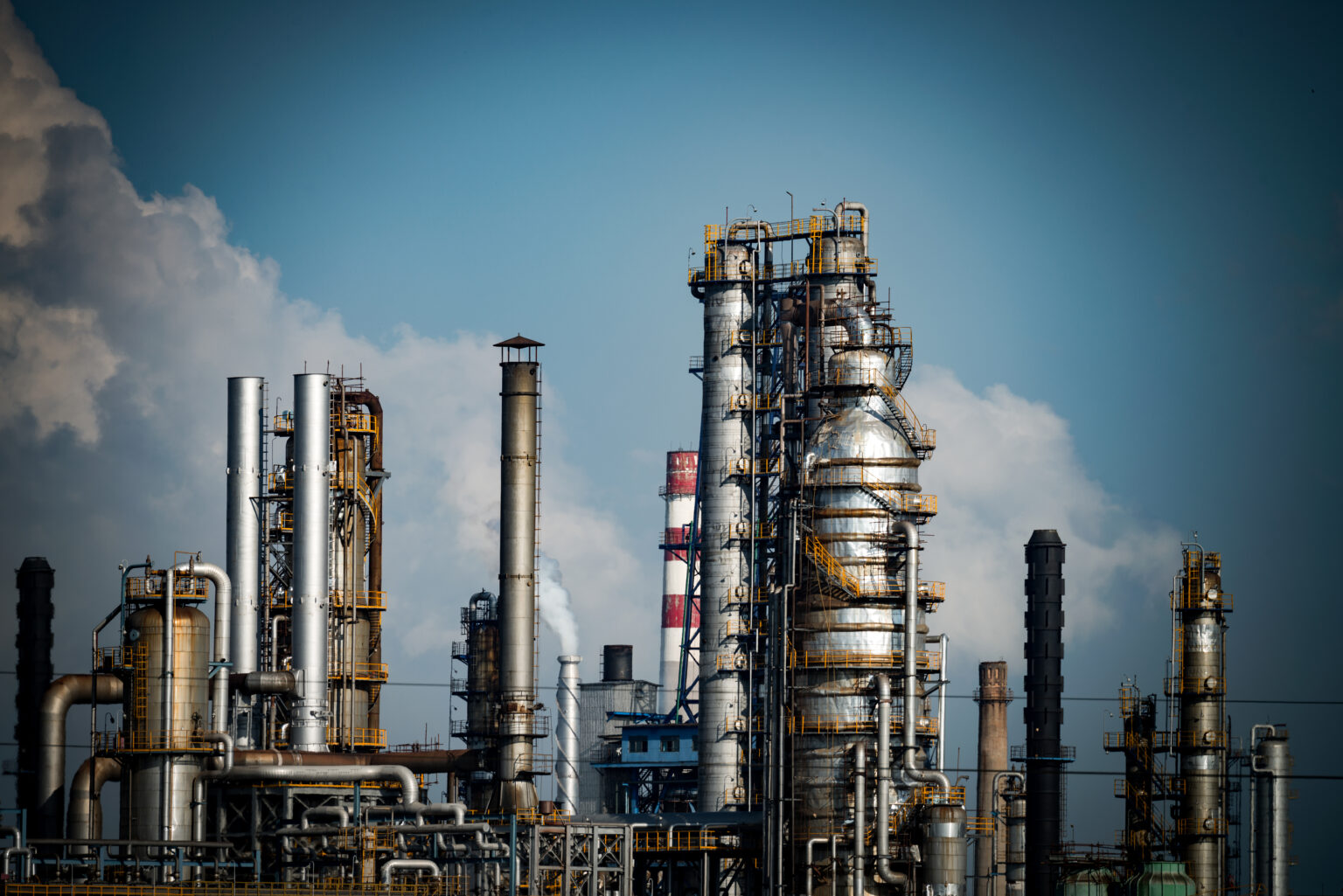Στόχος η Aramco: Mπαράζ επιθέσεων των Χούθι στη Σαουδική Αραβία