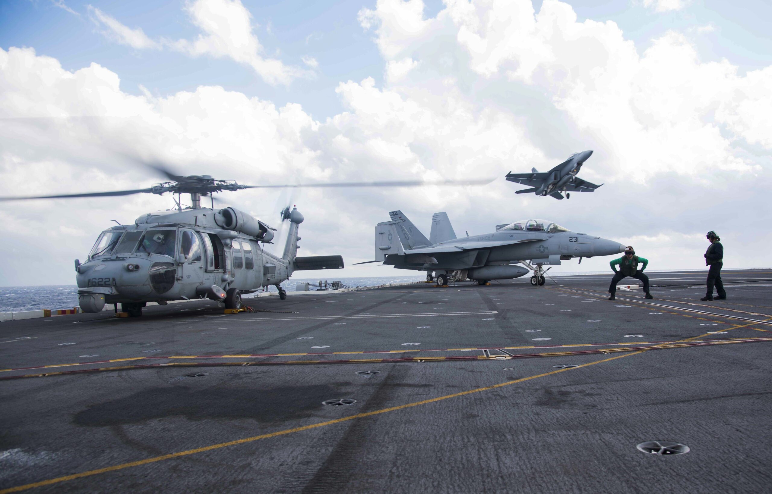 Μήνυμα ισχύος: H ομάδα κρούσης του USS Abraham Lincoln επιχειρεί ανοιχτά της κορεατικής χερσονήσου