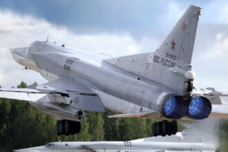 Βομβαρδιστικά Tu-22M3 ισοπεδώνουν τη Μαριούπολη