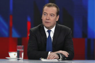 «ΕΡΧΟΝΤΑΙ ΟΙ ΚΑΒΑΛΑΡΗΔΕΣ»: Ρωσική προειδοποίηση από Μεντβέντεφ