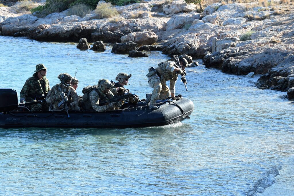 Αιφνιδιάζοντας μια εχθρική ένοπλη δύναμη και σύγχρονες πολεμικές τακτικές