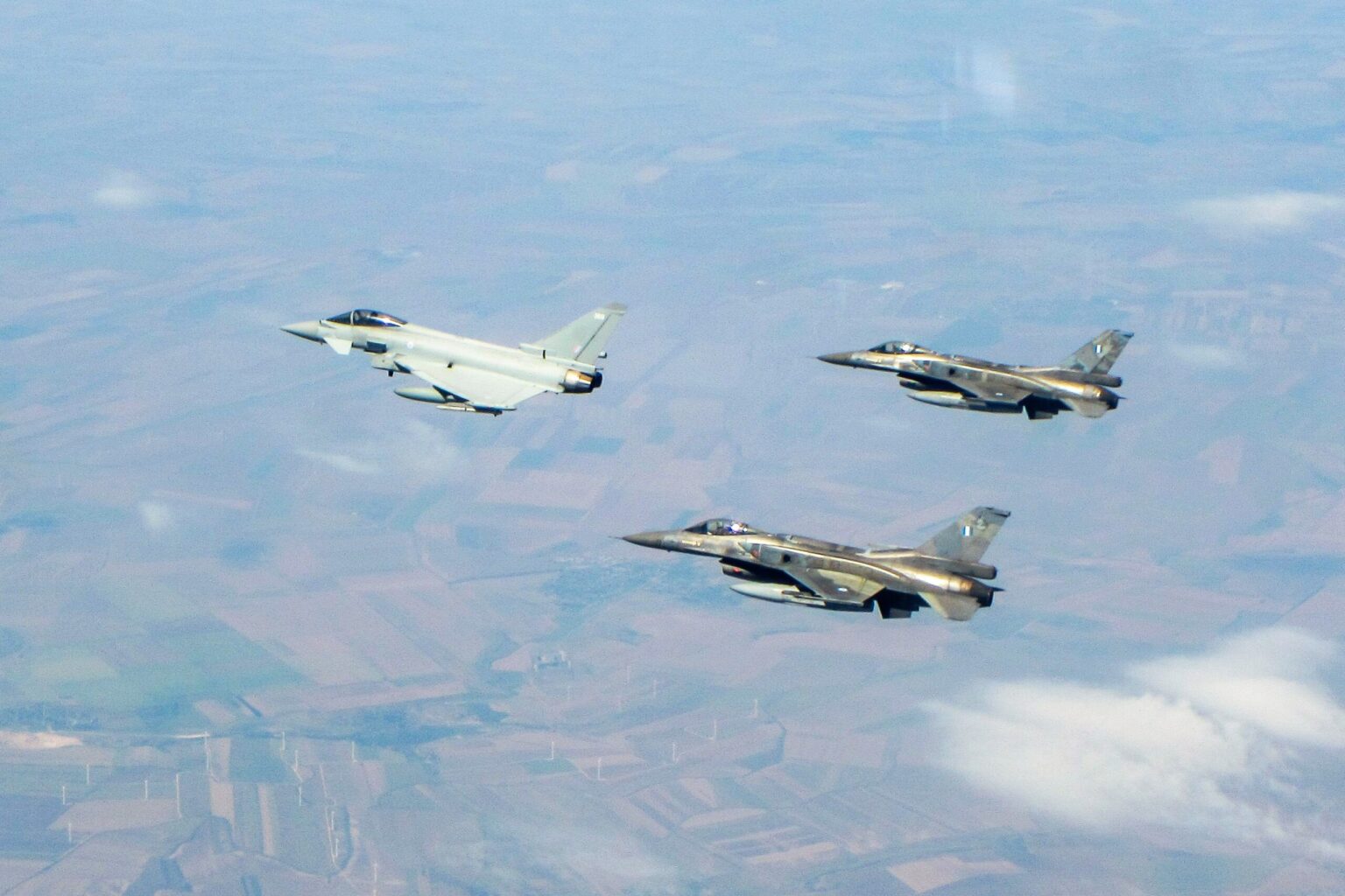 Ελληνικά F-16 απάντησαν στο Βρετανικό αίτημα: DACT με 2 Eurofighter της RAF - NEMESIS HD