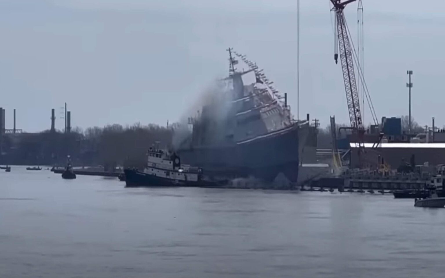 «Θα πάρω φόρα να τα γκρεμίσω» Το USS Cleveland «έσκασε» πάνω σε ρυμουλκό κατά την καθέλκυση του - NEMESIS HD