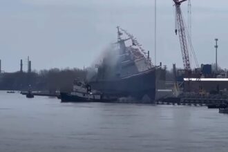 «Θα πάρω φόρα να τα γκρεμίσω» Το USS Cleveland «έσκασε» πάνω σε ρυμουλκό κατά την καθέλκυση του - NEMESIS HD