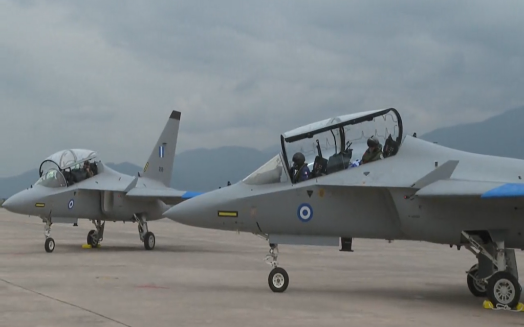 Ιστορική στιγμή: Τα νέα M-346 της Πολεμικής Αεροπορίας προσγειώθηκαν στην Καλαμάτα [ΒΙΝΤΕΟ] - NEMESIS HD