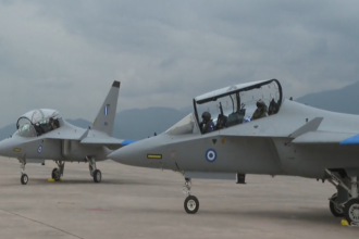 Ιστορική στιγμή: Τα νέα M-346 της Πολεμικής Αεροπορίας προσγειώθηκαν στην Καλαμάτα [ΒΙΝΤΕΟ] - NEMESIS HD