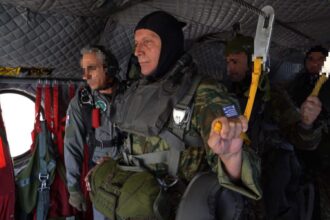 Παραμένει κομάντο ο Αρχηγός ΓΕΕΘΑ: Νέο άλμα από Chinook με την ΔΕΠ