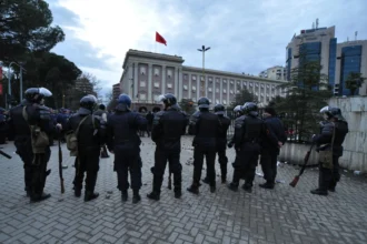 Βαλκανική παράκρουση: Σύγκρουση των Αλβανών με Ιρανούς Μουτζαχεντίν στο Δυρράχιο - NEMESIS HD