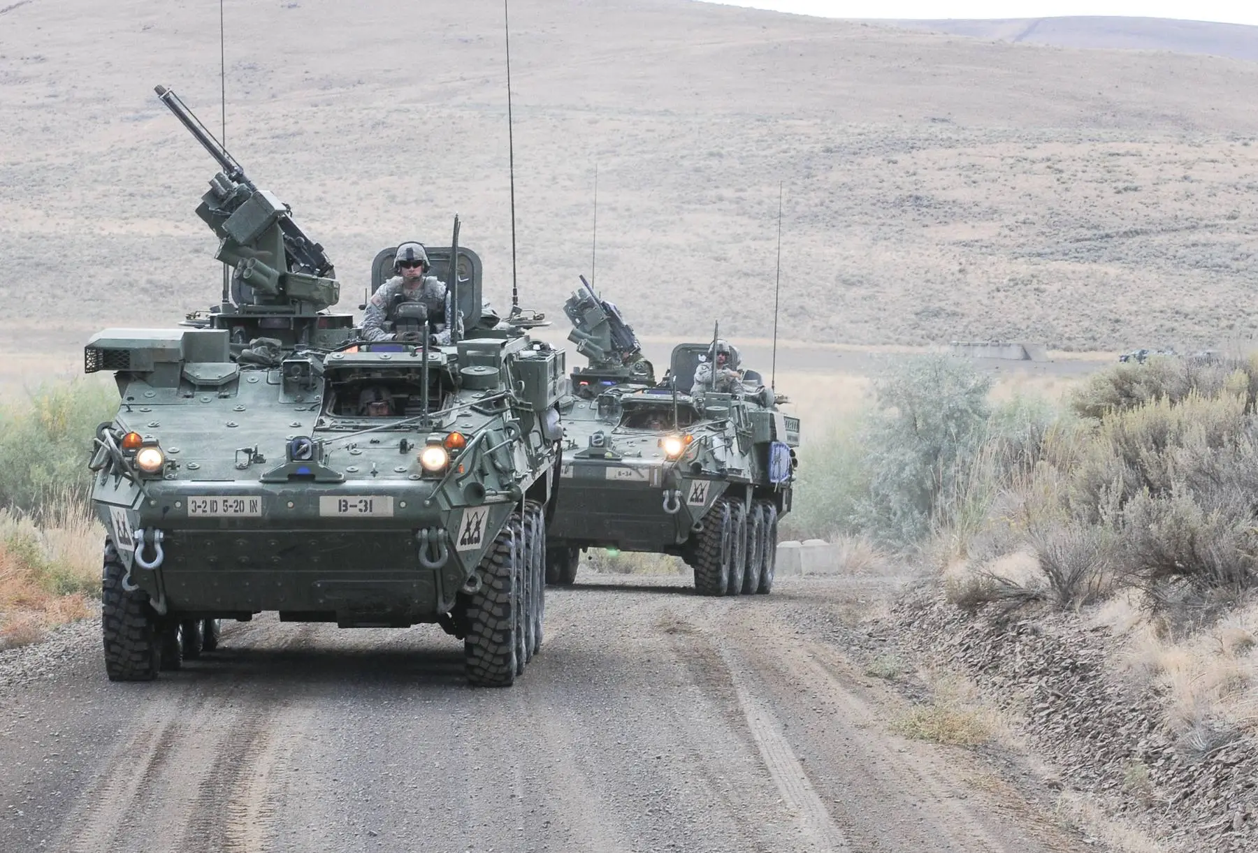 Φάλαγγα οχημάτων Stryker μεταφοράς πεζικού σε χωματόδρομο