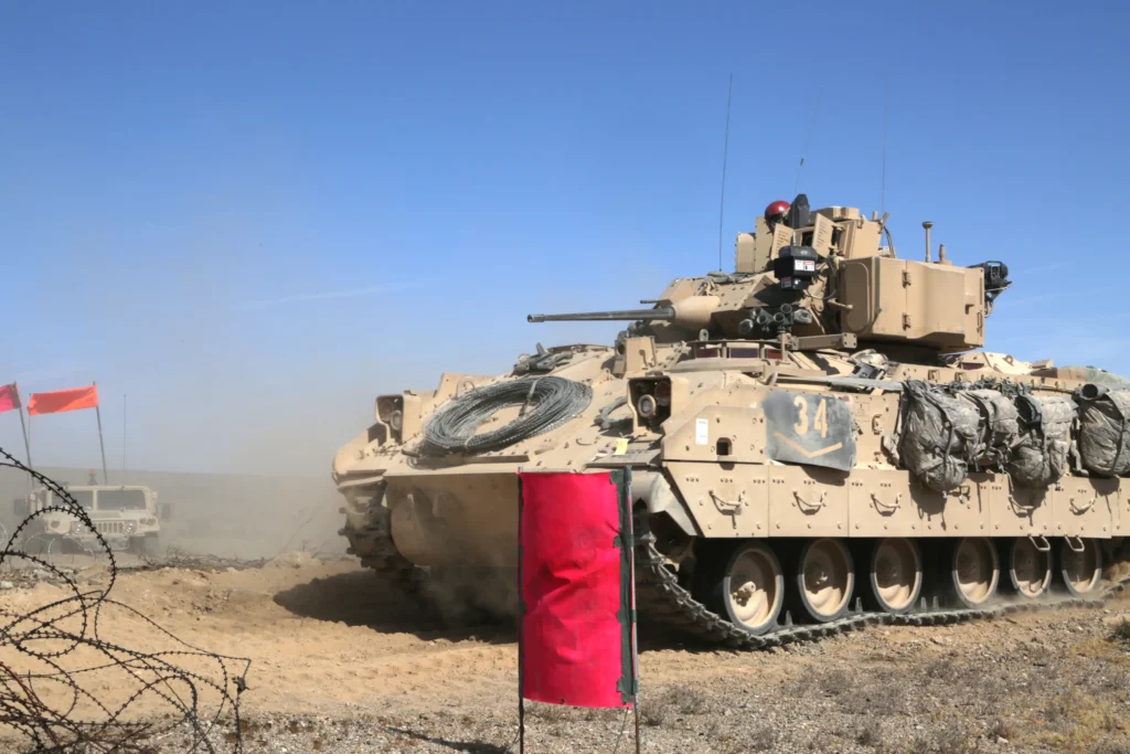 Δείτε Ουκρανικό M2 Bradley να γλιτώνει κατά τύχη από Ρωσικό περιφερώμενο πυρομαχικό ZALA Lancet (2)