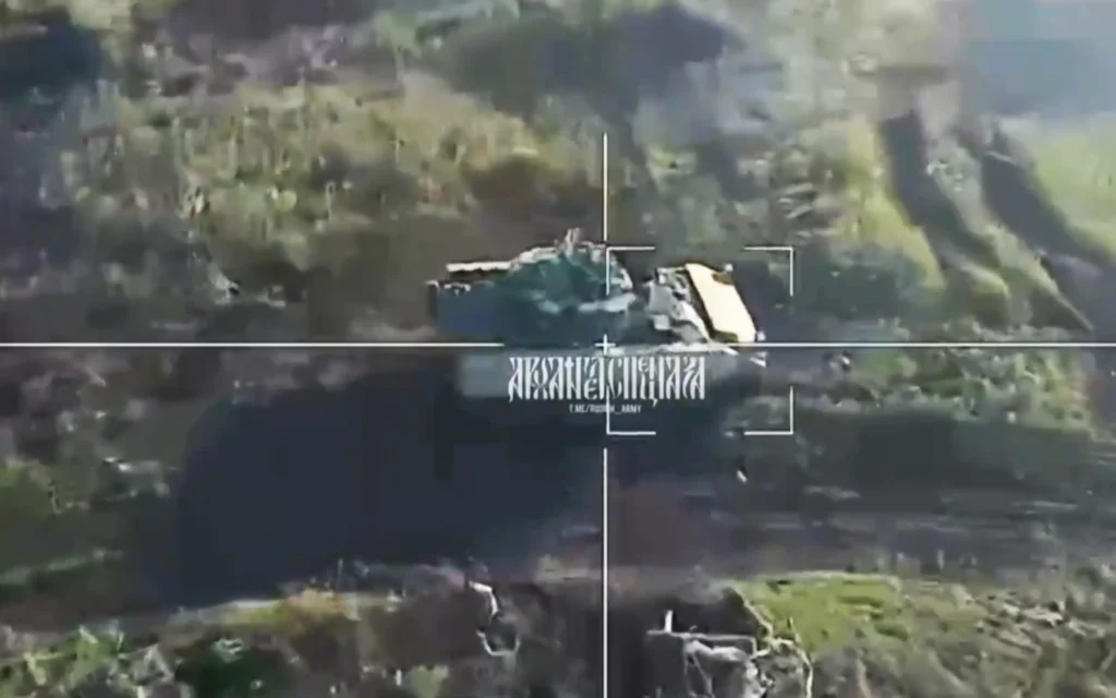 Δείτε Ουκρανικό M2 Bradley να γλιτώνει κατά τύχη από Ρωσικό περιφερώμενο πυρομαχικό ZALA Lancet