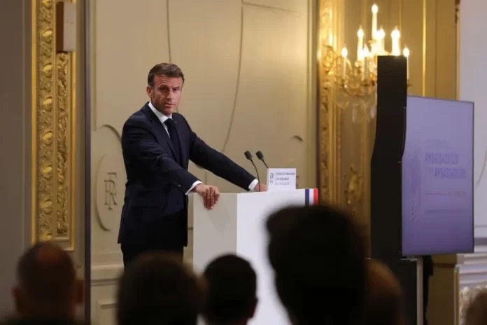 Ο Μακρόν αγνοεί τους πραξικοπηματίες: «Ο Γάλλος πρέσβης παραμένει στον Νίγηρα»