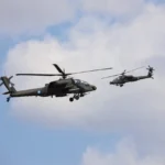 Το Γενικό Επιτελείο Στρατού ανακοινώνει ότι, το σύνολο των Ελικοπτέρων (Ε/Π) που σταθμεύουν στην έδρα της 1ης Ταξιαρχίας Αεροπορίας Στρατού (1ης ΤΑΞΑΣ) στο Αεροδρόμιο (Α/Δ) του Στεφανοβικείου Βόλου, έχει μεταφερθεί με ασφάλεια σε στεγνή πίστα εντός του Α/Δ, σύμφωνα με τις υφιστάμενες, ισχύουσες και πάγιες διαδικασίες περί ασφάλειας υλικού και εγκαταστάσεων. Αρχικά σύμφωνα με τα ισχύοντα πρωτόκολλα μεταφέρθηκαν όλα τα λειτουργικά, εν χρήσει και επιχειρησιακά Ε/Π. Στην συνέχεια τελευταία μετακινήθηκαν τα Ε/Π (UH-1H) που έχουν χαρακτηριστεί ανενεργά λόγω παλαιότητας (60 ετών) και αποσυρθεί από την ενεργό υπηρεσία από ετών. Αυτά απεικονίζονται σε φωτογραφίες που είδαν το φως της δημοσιότητας. Το αεροδρόμιο του Στεφανοβικείου παραμένει επιχειρησιακό. Όλα τα Ε/Π εντός αυτού είναι ασφαλή. Εξυπακούεται ότι τηρείται ετοιμότητα μετασταθμεύσεως και σε άλλες βάσεις της περιοχής ή και αλλού, σύμφωνα με τα ισχύουσες πάγιες διαδικασίες (πρωτόκολλα), αν η δυναμική κατάσταση του φαινομένου το επιβάλλει. Συνταγματάρχης (ΤΘ) Γεώργιος Κολώνιας Εκπρόσωπος Τύπου ΓΕΣ