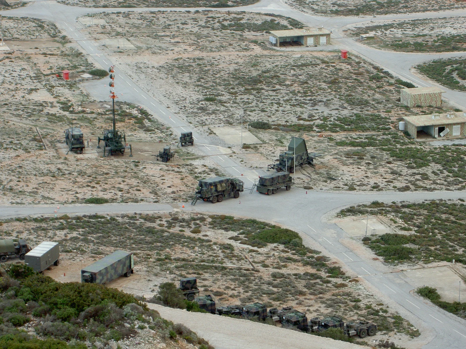 Αεροφωτογραφία ελληνικής πυροβολαρχίας Patriot με ραντάρ, σταθμό ελέγχου και εκτοξευτές σε θέση βολής