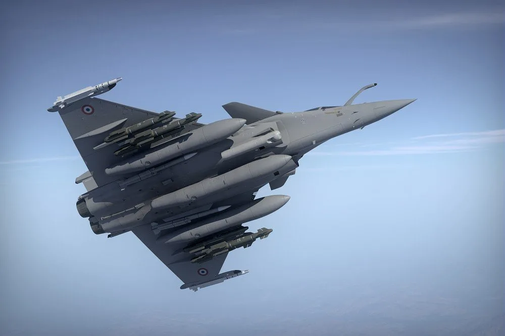 Rafale με κατευθυνόμενες βόμβες AASM HAMMER σε τριπλούς φορείς κάτω από τις πτέρυγες