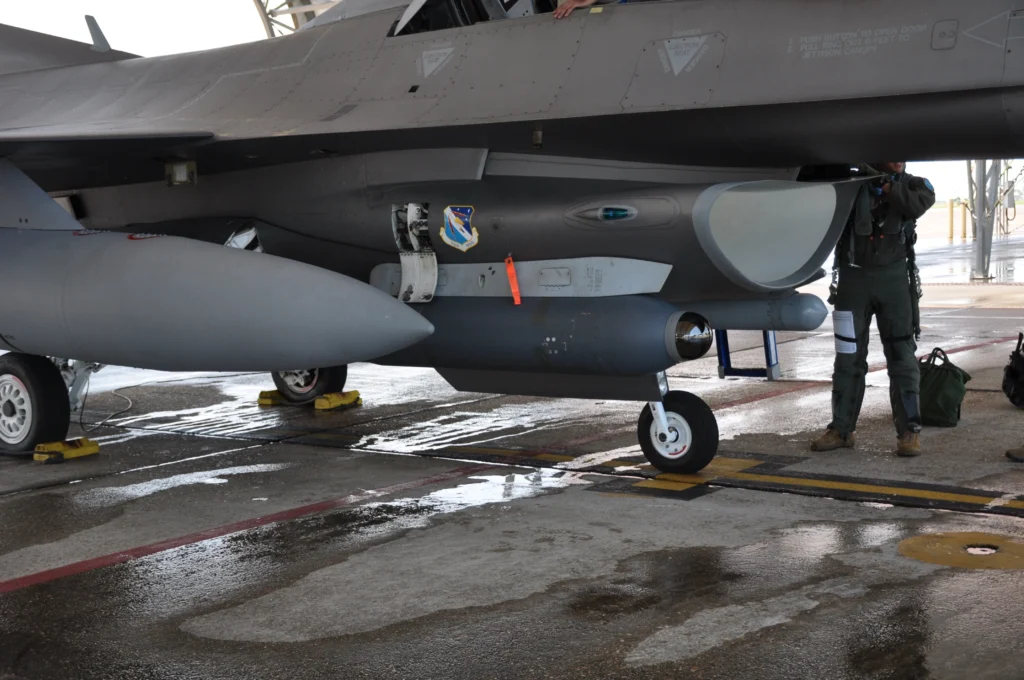 Με JASSM, Sniper ATP και IRST pod η Lockheed Martin στο ΓΕΑ