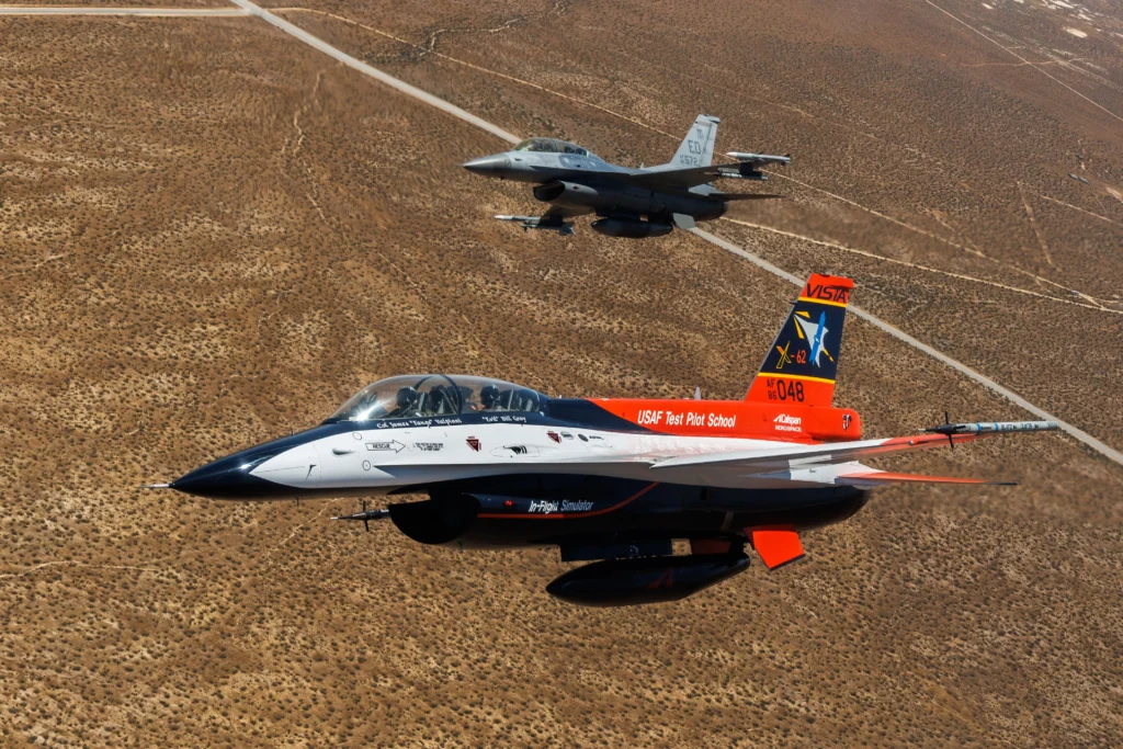 Το Μη Επανδρωμένο F-16 (X-62A Vista) εκτέλεσε επιθετικούς ελιγμούς μάχης κατά F-16 - Εντυπωσιασμένος ο Υπουργός ΠΑ των ΗΠΑ