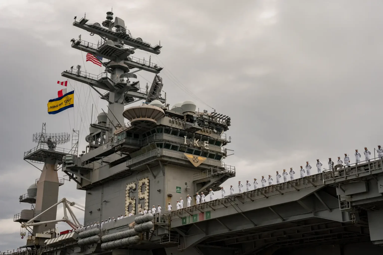 «Γλυκιά» απάντηση του USS Dwight D. Eisenhower στους Χούθι: Η Ξεκαρδιστική απάντηση του καπετάνιου στους ισχυρισμούς για πλήγμα στο αεροπλανοφόρο
