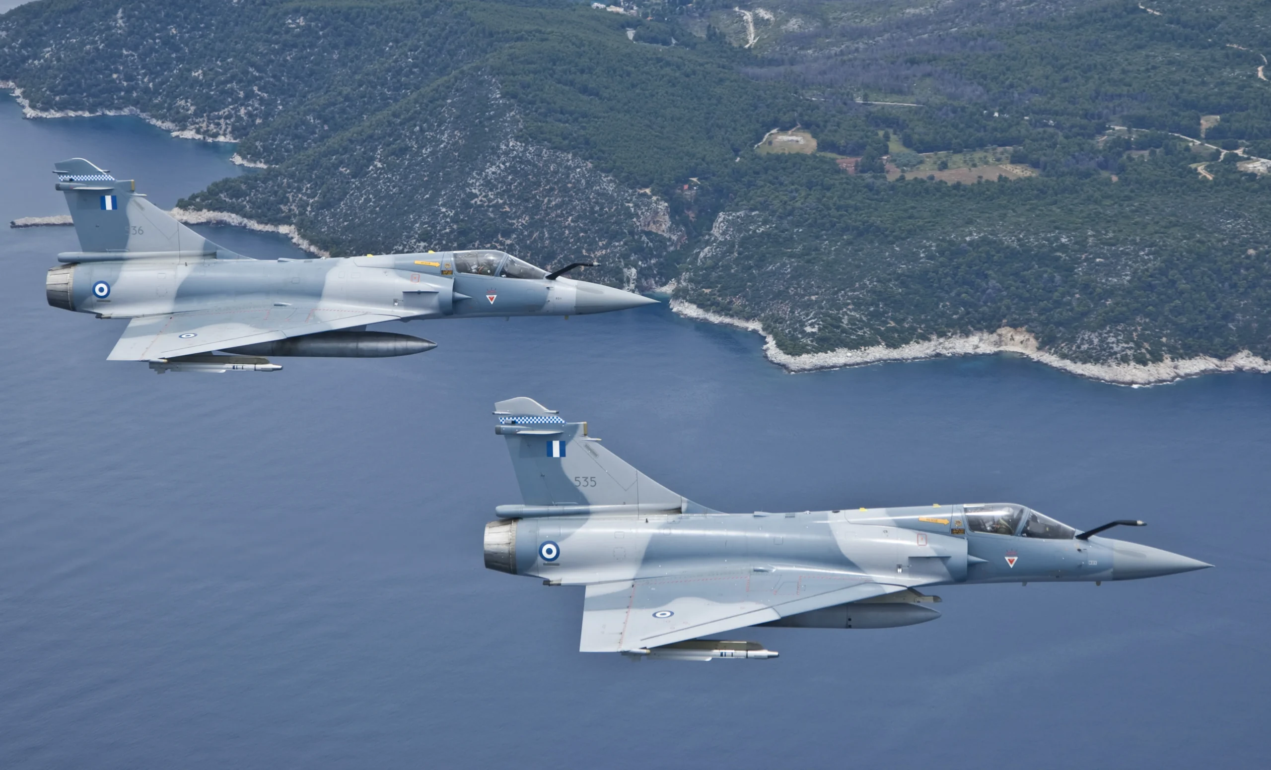 Ζεύγος Mirage 2000-5 της Πολεμικής Αεροπορίας σε πτήση πάνω από το Αιγαίο