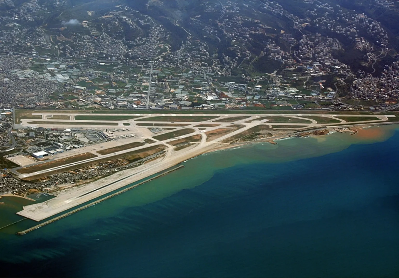 Καταγγελίες για όπλα της Χεζμπολάχ στο αεροδρόμιο της Βηρυτού: Ο Λίβανος αποκαλεί την αναφορά "γελοία", ανακοινώνει μήνυση