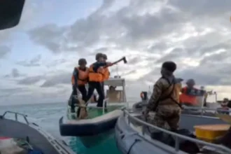 Επίθεση της Κίνας με σπαθιά και μαχαίρια σε σκάφη του πολεμικού ναυτικού των Φιλιππίνων + ΒΙΝΤΕΟ