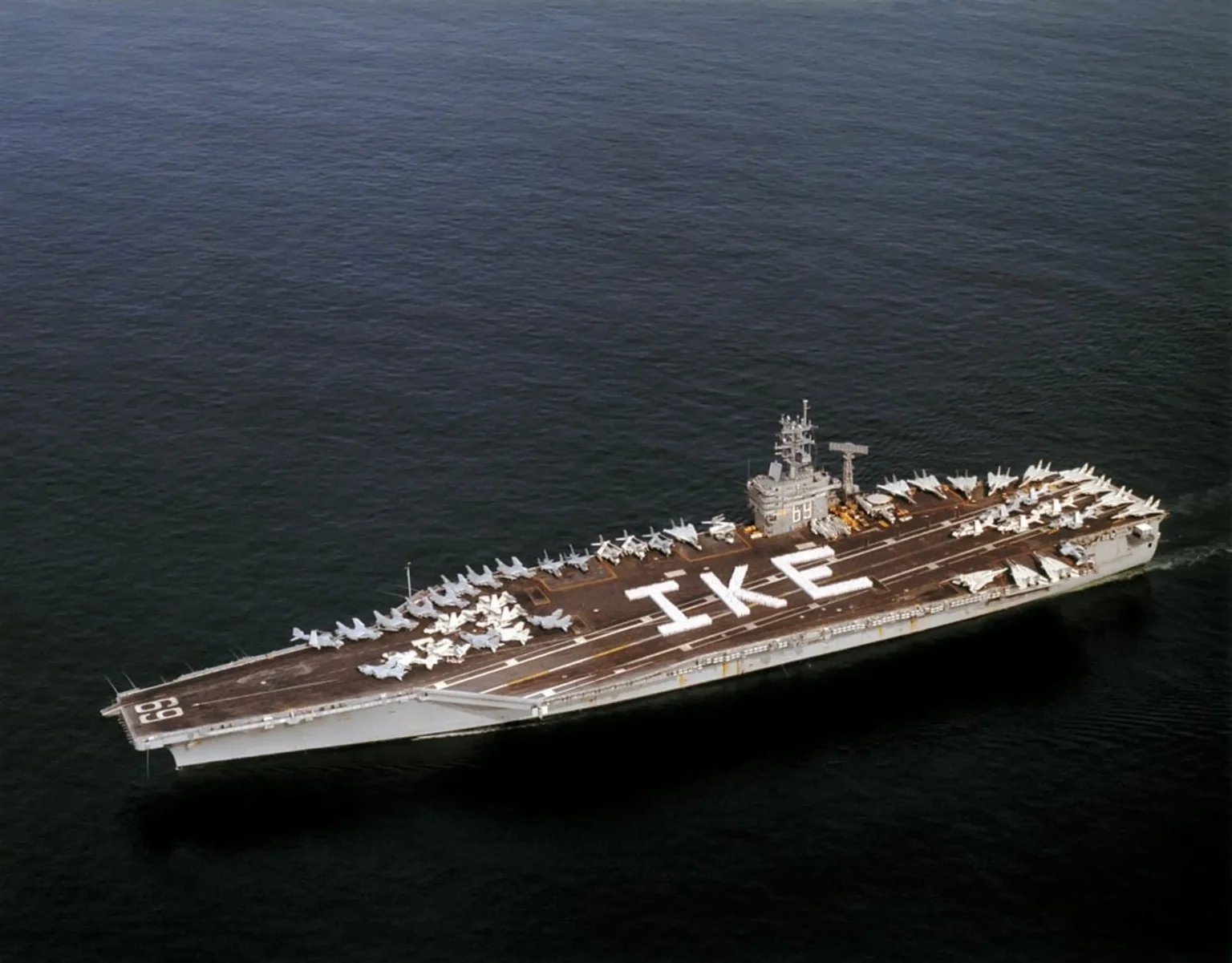 Το Αεροπλανοφόρο USS Eisenhower φεύγει από την Ερυθρά Θάλασσα ενώ οι Χούθι ισχυρίζονται ότι το έπληξαν - Έρχεται Σούδα