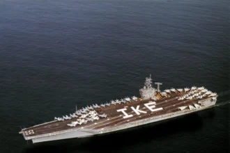 Το Αεροπλανοφόρο USS Eisenhower φεύγει από την Ερυθρά Θάλασσα ενώ οι Χούθι ισχυρίζονται ότι το έπληξαν - Έρχεται Σούδα
