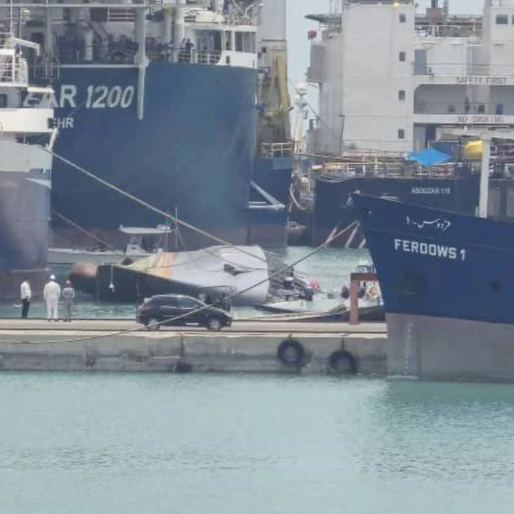 Η Ιρανική Φρεγάτα Sahand ανετράπη και ημιβυθίστηκε