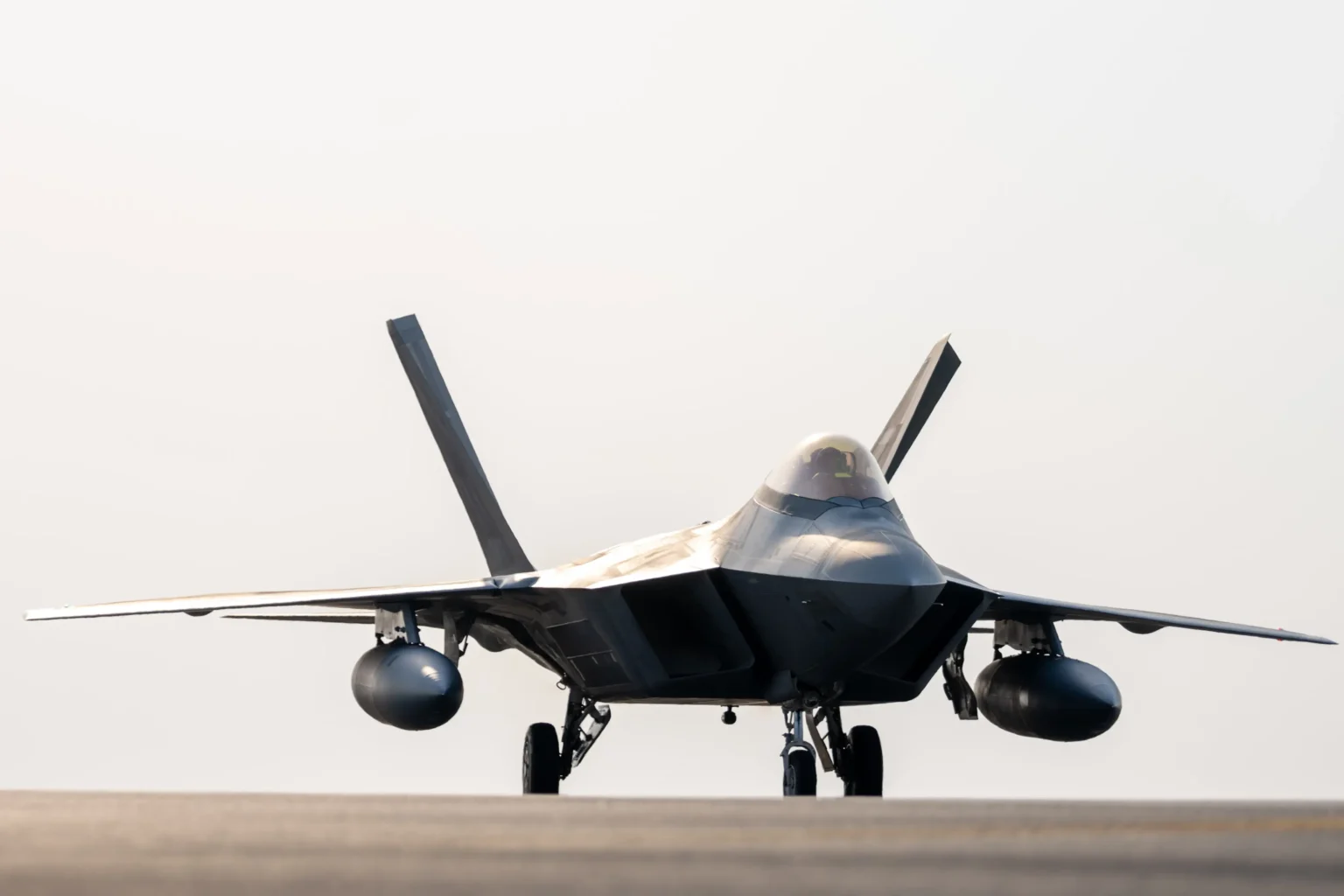 Οι ΗΠΑ έτοιμες για μάχη στην Μέση Ανατολή: F-22, F-18, Αντιτορπιλικά και Αεροπλανοφόρo απέναντι στο Ιράν - Το USS Wasp στην Κύπρο