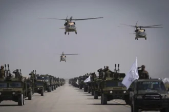 Οι Ταλιμπάν γιορτάζουν με στρατιωτική παρέλαση γεμάτη Δυτικά οχήματα και ελικόπτερα στην αεροπορική βάση Μπαγκράμ - Πτήση μέχρι και Black Hawk