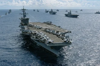 Οι ΗΠΑ γράφουν στα Αραβικά το μήνυμα τους στο Ιράν: Το Πεντάγωνο μετακινεί δυνάμεις και το αεροπλανοφόρο USS Abraham Lincoln στην Μέση Ανατολή
