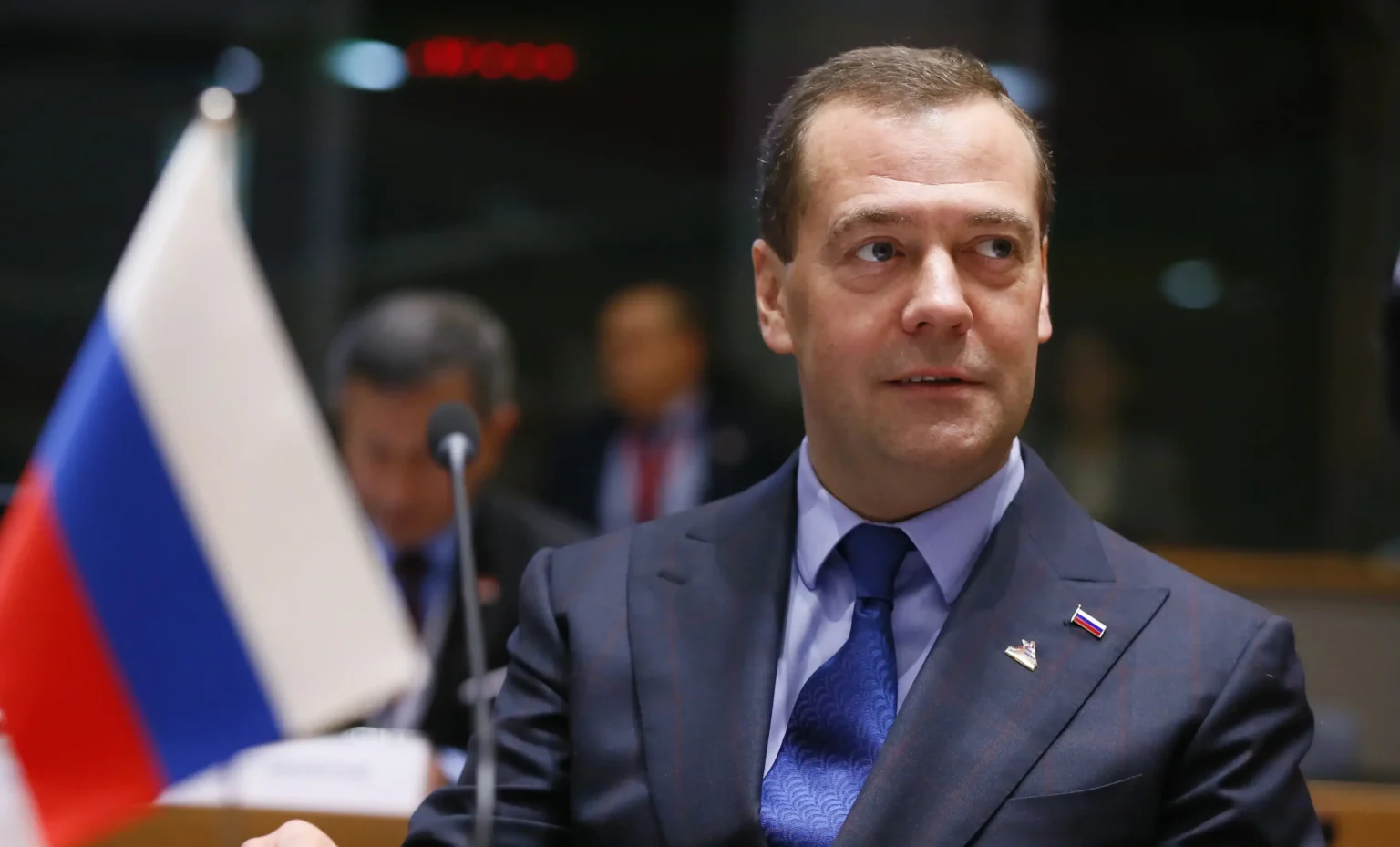 «Η ζωή τους αξίζει όσο αυτό το κ***χαρτο»: Απειλές αξιωματούχου της Ρωσίας κατά του ΔΠΔ για Πούτιν