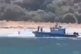 Εμείς «Ήρθαμε μέρα»: Το Λιμενικό Σώμα ξαναεπιχείρησε στα παράλια της Μικράς Ασίας και με ρεσάλτο κατέσχεσε σκάφος διακινητή - Οργή στην Τουρκία + ΒΙΝΤΕΟ