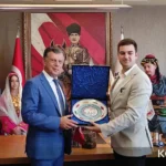 «Ξενιτέας»: Θλίψη προκαλεί η εικόνα του Δημάρχου της Κω μπροστά στον σφαγέα των προγόνων μας