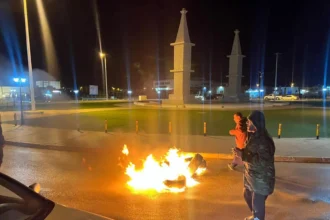 Μαζικές διαδηλώσεις στην Λιβύη μετά από αποκαλύψεις για Ισραήλ - Κρίση στην κυβέρνηση Ντμπεϊμπά