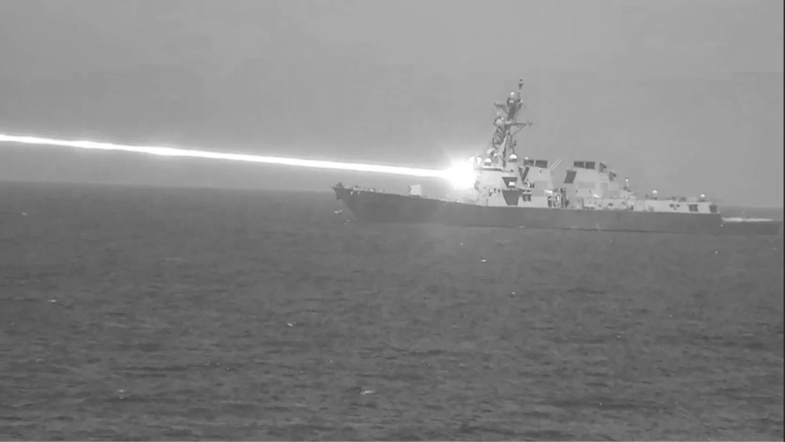 Πυροδότηση του όπλου laser HELIOS από το Αντιτορπιλικό USS Preble των ΗΠΑ