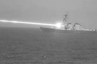 Πυροδότηση του όπλου laser HELIOS από το Αντιτορπιλικό USS Preble των ΗΠΑ