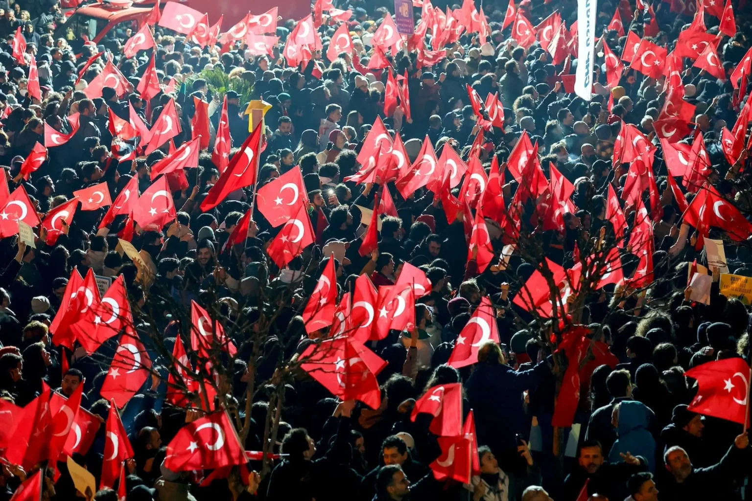 Πολιτικός σεισμός στην Τουρκία: Ο Ερντογάν εκτοπίζει τον Ιμάμογλου
