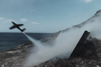 Κρυφός εκτοξευτής σε ακτή εκτοξεύει Ελληνικά καμικάζι Drones – Η νέα λύση άμυνας από τη Delian Alliance Industries + ΒΙΝΤΕΟ