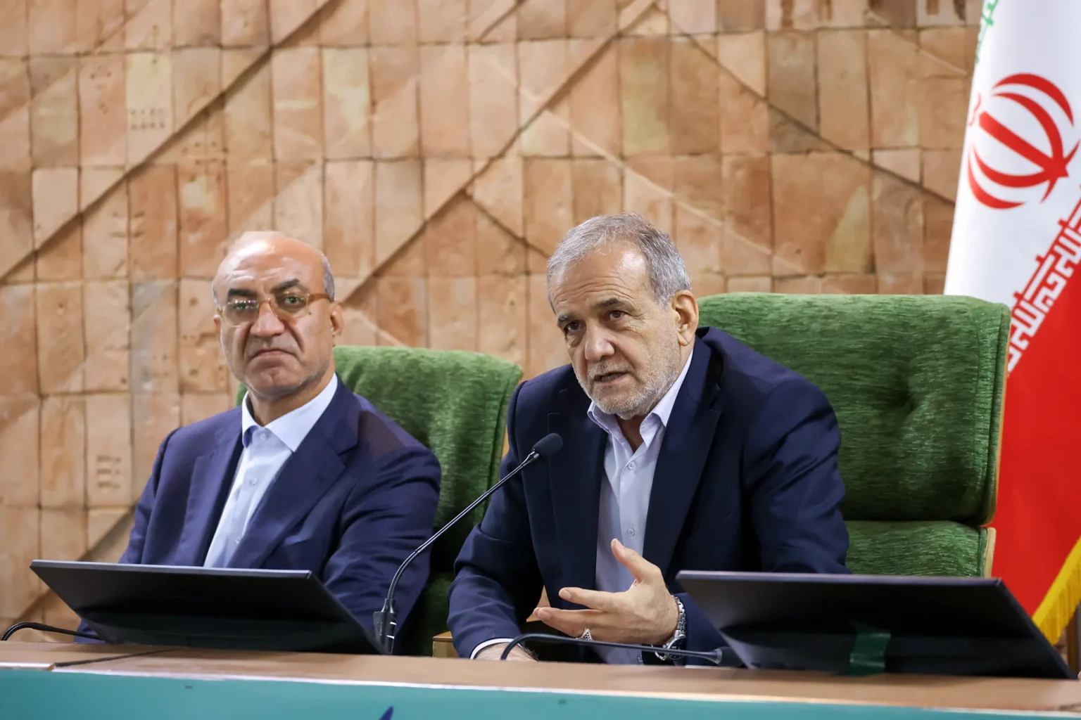 Ο Πέζεσκεκιάν απαντά στον Τραμπ: «Δεν θα υποταχθούμε σε κανέναν νταή»