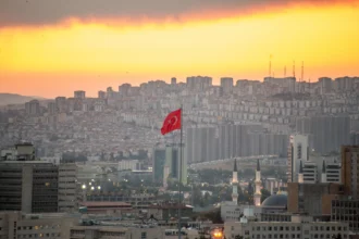 Η Τουρκία είναι εξοργισμένη με τους όρους για το SAFE της ΕΕ – Ελλάδα και Κύπρος μπλοκάρουν την άνευ όρων συμμετοχή της και προκαλούν αντιδράσεις