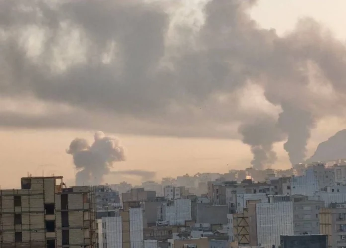 Επίθεση-σοκ Ισραήλ στο Ιράν: Στόχος το πυρηνικό πρόγραμμα και η ηγεσία – Αντεπιτίθεται τώρα η Τεχεράνη
