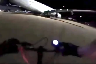 Εξευτελισμός: Δύο στρατηγικά αεροσκάφη της Βρετανικής ΠΑ (RAF) στο έλεος ακτιβιστών με πατίνια (+ΒΙΝΤΕΟ)