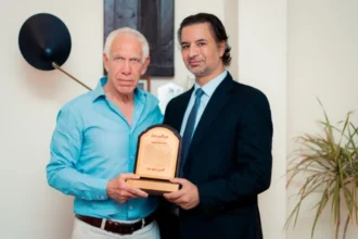 Τι ξέρουμε για την επίσκεψη υιού Χαφτάρ στον Πρόεδρο της Ελληνικής Κοινότητας της Βεγγάζης και πώς συνδέεται με το χθεσινό συμβάν