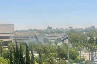 ΕΚΤΑΚΤΟ: Ισραηλινό drone χτύπησε την πόρτα του Υπουργείου Άμυνας της Συρίας στη Δαμασκό – Κλιμακώνεται η κρίση για τους Δρούζους στη Σουέιντα