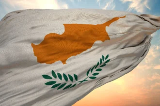 Η Κύπρος πέτυχε την τιμωρία του Βρετανού αξιωματούχου που βρέθηκε στα Κατεχόμενα: Η απάντηση του και η κατακραυγή